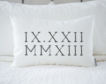 Almofada personalizada com algarismos romanos para data de casamento | Ideia para presente de casamento | Presente personalizado para chá de panela | Decoração rústica para casa | Decoração de fazenda