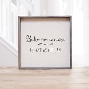 Placa &quot;Asse um Bolo para Mim&quot; | Decoração de Cozinha Baker Champion | Placa de Cozinha de Fazenda | Adoro Cozinhar | Ideia de Presente para o Dia das Mães | Placa de Madeira | Arte de Parede