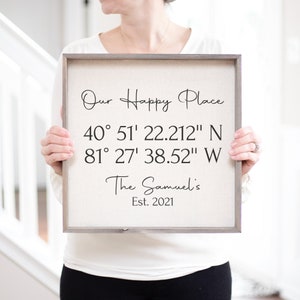 Our Happy Place Breiten- und Längengrad Leinendruck | Personalisiertes Hochzeitsgeschenk | GPS-Koordinaten | Einweihungsgeschenk für Paare