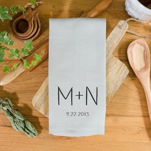 Couple's Initials Wedding Date Kitchen Tea Towel Monogrammed Bridal Shower Gift Housewarming Gift Idea Personalized Kitchen Tea Towel Bild 4