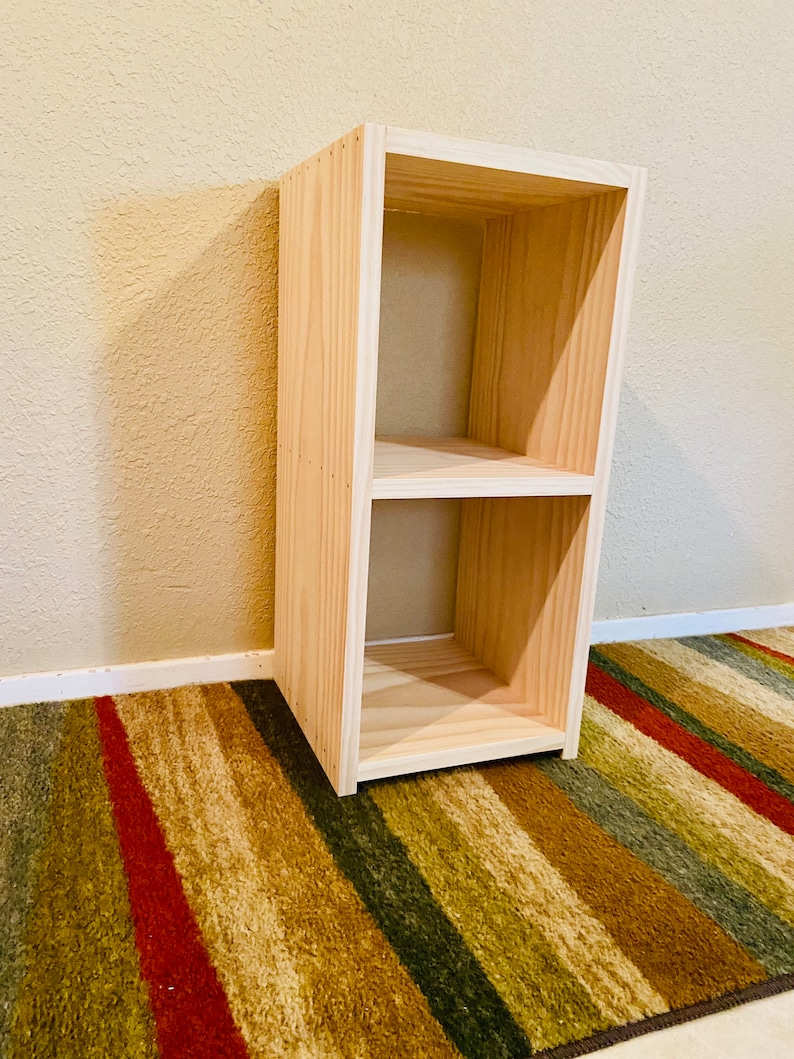 Op de afbeelding: Een eenvoudige, onafgewerkte houten plankeneenheid met twee planken. De plank is gemaakt van natuurlijk hout en heeft een rustieke uitstraling.