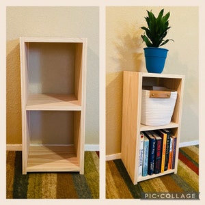 Op de afbeelding: Twee houten planken, een met een witte rieten mand en de andere met een rij boeken. De planken staan op een lichte houten basis. De planken staan voor een muur met een lichtbruine kleur.