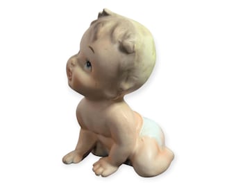 Vintage Napco Piano Baby Figurine – 1960 Ceramic Nursery Decor – Crawling Infant Statue – Mid-Century Kitsch Collectible
