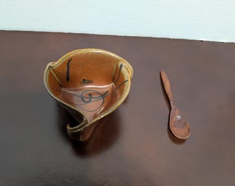 Vintage Hilborn Pottery Bowl: Tri-Corner Condiment Dish with Wooden Spoon