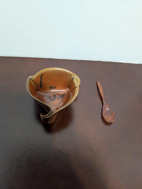 Vintage Hilborn Pottery Bowl: Tri-Corner Condiment Dish with Wooden Spoon