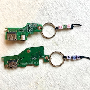 Llavero personalizado con placa de circuito real reciclada y hecha a mano