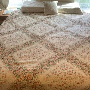 Meine Vintage 1980er Jahre Blumen Trellis Print Einzelbettdecke / Ivory Taupe Salbei Grün Gelb Dusty Red Rose / Cottagecore Bettdecke