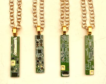 Colgante delgado de circuito impreso reciclado: collar Technocore Y2K verde y dorado