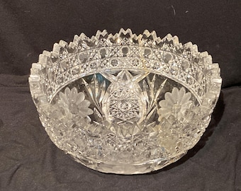 Cuenco grande vintage de vidrio tallado brillante americano / Diseño floral / Borde dentado / Reparado / Envío gratis.