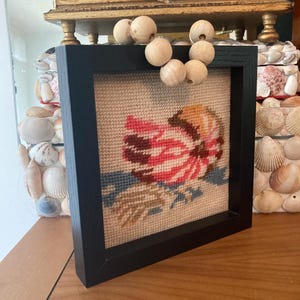Vintage nålspets snäckskalsbild / 15 x 15 cm svart ram / träpärlhängare