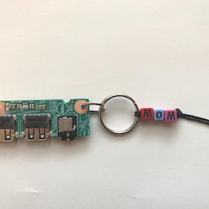 手作りのアップサイクルリサイクルされた本物のコンピューター部品（メモリカード、USBポート、回路基板など）のパーソナライズされたキーチェーン