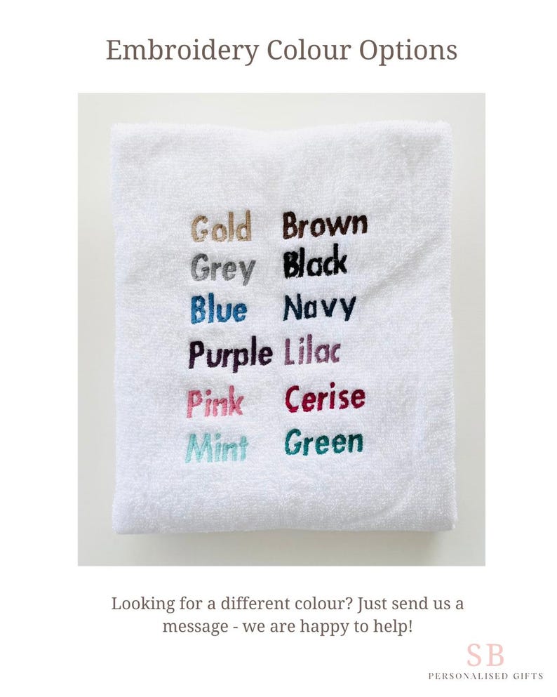 Pu&ograve; includere: Un asciugamano bianco mostra le opzioni di colore per il ricamo: Oro, Marrone, Grigio, Nero, Blu, Blu navy, Viola, Lilla, Rosa, Ciliegia, Menta e Verde. Il testo in basso recita: "Cerchi un colore diverso? Inviaci un messaggio: saremo felici di aiutarti!"
