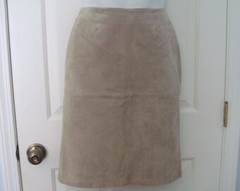 Vintage Women's NEWPORT NEWS Beige Suede Leather Pencil Skirt Size 6 - Waist 29"; Length 23 - Like New Condition