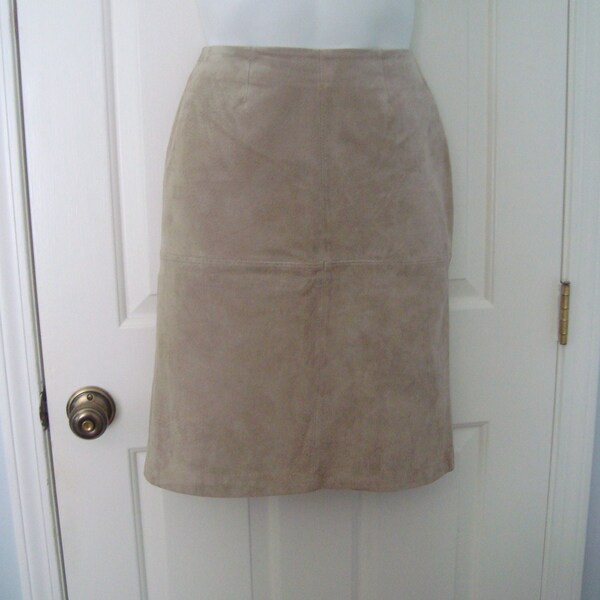 Vintage Women's NEWPORT NEWS Beige Suede Leather Pencil Skirt Size 6 - Waist 29"; Length 23 - Like New Condition