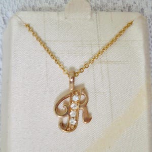 Colar vintage com pingente de cristal e letra inicial "R" em tom dourado de 18" - NOVO ESTOQUE antigo