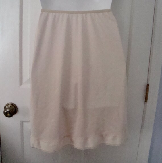 Vintage 70s White LORRAINE Nylon Tiered Lace Hem Full Slip Nightgown - 40
