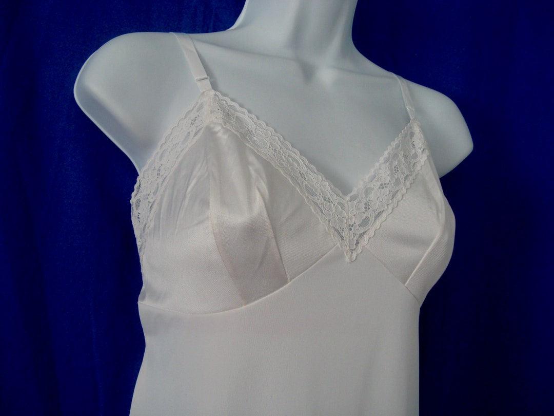 Vintage White VANITY FAIR Full Slip 100 Nylon V Front W Lace Sz 36, 22