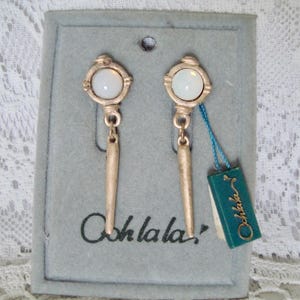 Vintage OOH LA LA Gold Ton & Mondstein Ohrhänger - Thailand - New Old Stock On Karte mit Etikett