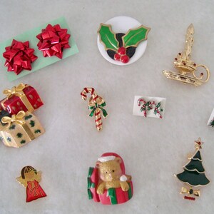 Joyería navideña vintage: broches y pendientes perforados - lote de 10 piezas