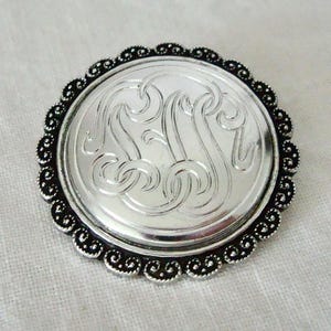 Pinza redonda vintage de plata para bufanda, vestido o piel, firmada por W Germany.