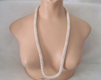 Vintage 1950's o 60's Crocheted Marfil Perla con Pasteles Collar Estilo Cuerda Larga 17" Gota