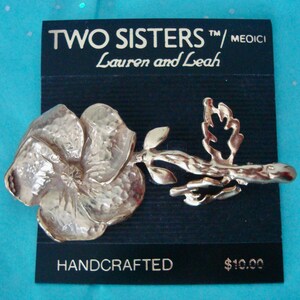 Broche vintage TWO SISTERS com flor grande e dourada - NOVO no cartão original