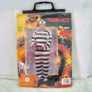 Disfraz de convicto para adulto de la marca RG COSTUMES, estilo vintage, para Halloween: camiseta, pantalón y sombrero. Talla XL (42-50). Artículo 85008.
