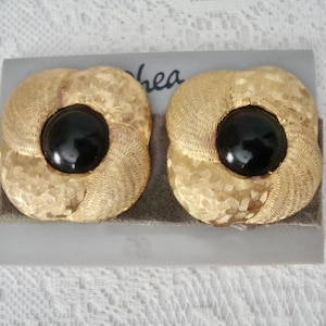 Pendientes de clip vintage firmados por RHEA, tono oro cepillado con cabujón negro - NUEVOS, de stock antiguo.