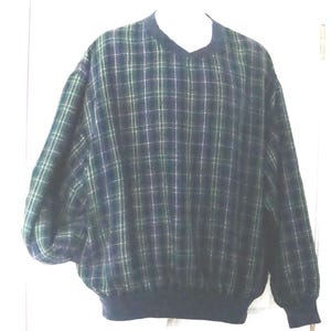 Könnte beinhalten: Eine weiße Keramik-Tasse mit schwarzem Henkel und dem Text "But First, Coffee" in fetter, schwarzer Schrift. Die Tasse steht auf einer Holzoberfläche. Die Tasse ist etwa 10 cm hoch.