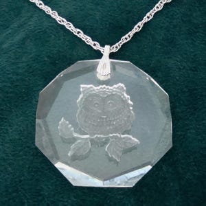 Vintage 1970-tals HALLMARK fasetterad blykristall intaglio uggla hänge halsband