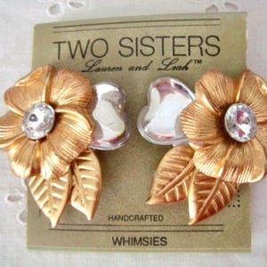 Brincos de pressão vintage novos em estoque antigo TWO SISTERS "Whimsies" com flor dourada
