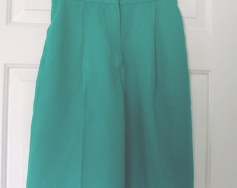 Pantaloncini da donna vintage SUBURBAN PETITES "At The Waist" a pieghe, verde Kelly, lunghezza al ginocchio, taglia 6P - girovita da 25" a 27" - Condizioni pari al nuovo