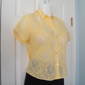 Vintage Women's CRAZY HORSE Semi Sheer, Cap Sleeve, Big Butter Yellow Flower Blouse Size 10P - Looks Like Never Worn