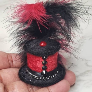 Zwart Rood Victoriaanse Goth Vampier Kostuum Tiny Top Hat Closed Bottom w / Strass en Feather Halloween Spooky Season