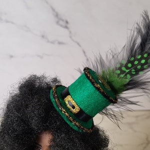 Glamour Fascinator Gouden Glitter Gesloten onderkant Kleine hoge hoed Barbie-pop Pet Hat Groene St. Patrick's Day met veren Shamrock Klavertje vier
