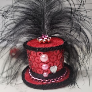 Love Heart Fascinator Tiny Top Hat Rood Roze Valentijnsdag met Veer Verjaardagscadeau Barbie Pop Huisdier Plushie Hoed