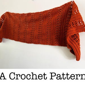 Peut inclure: Un modèle de crochet pour un châle ou une écharpe de couleur rouille. Le motif est réalisé avec un point simple et a un aspect ajouré.