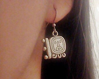 Boucles d’oreilles en argent, Bijoux mayas en argent sterling, Petites boucles d’oreilles mignonnes pour fille, Glyphe maya, Boucles d’oreilles pendantes en argent sterling Tiny face