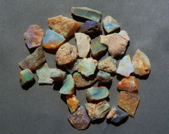 Opales brutes de Mintabie/Australie, bleues vertes et blanches avec feux, lot de 16,4 g./82 carats