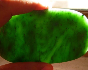 Jade néphrite, plaque sciée 2 faces très belle qualité, translucide 100x63x11 mm 167 g. Pakistan