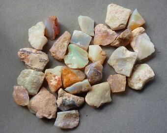 Raw opals from Mintabie/Australia, white, green and blue with colored lights, lot of 18 g/90 crts,