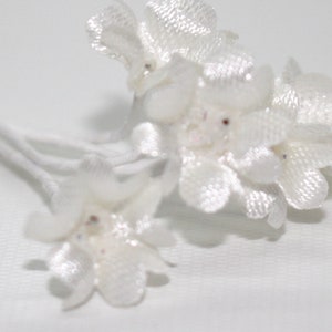 Può includere: Un mazzo di fiori di raso bianco con steli, perfetto per aggiungere un tocco di eleganza a lavori artigianali e composizioni floreali.