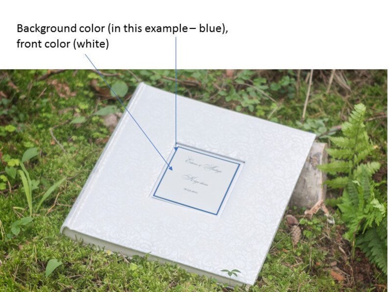 Puede incluir: Un &aacute;lbum de bodas blanco con un borde azul alrededor de una peque&ntilde;a ventana que muestra los nombres "Susan & John" y la fecha "May 20, 2023".