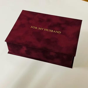 Caja de recuerdos personalizada de color burdeos