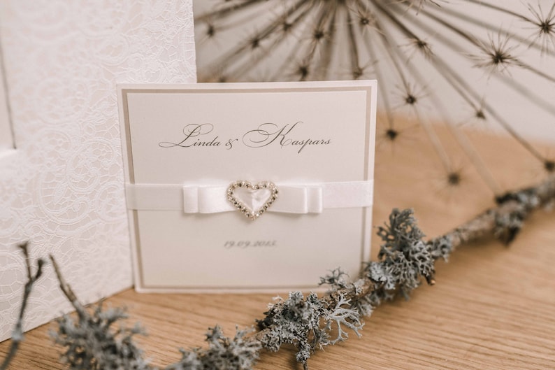 Large ivory color wedding photo album with personalization capacity up to 720 pictures sized 4 x 6.