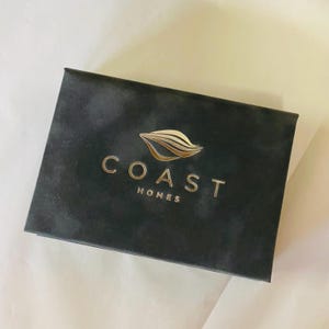 Caja de recuerdos personalizada con logotipo en color gris