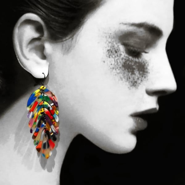 Boucles d'oreilles plumes multicolores en résine et acier inoxydable - Modèles uniques - Originales et tendance