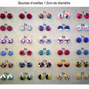 Op de afbeelding: Een verzameling van 25 paar stoffen oorbellen, elk met een diameter van 1,5 cm. De oorbellen hebben verschillende patronen en kleuren, waaronder strepen, stippen, bloemenprints en geometrische ontwerpen.