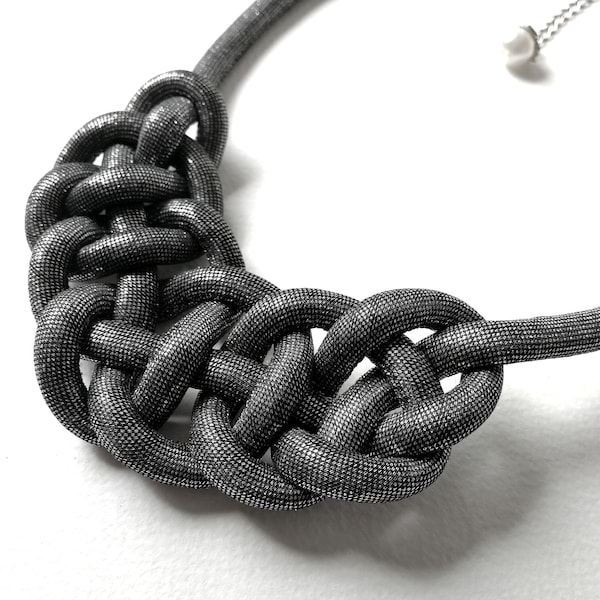 Collier plastron Noodle noir argenté, longueur ajustable - Nouage nœud marin - Tendance, chic, soirée !!!