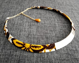 Collier plastron fin (1,2cm) en wax (tissu 3), jaune marron blanc doré, longueur ajustable - Modèle unique, bijou tendance et chic